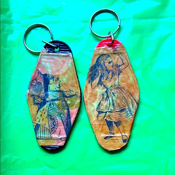 Alice in Wonderland motel type key rings. - Picture 1 of 2